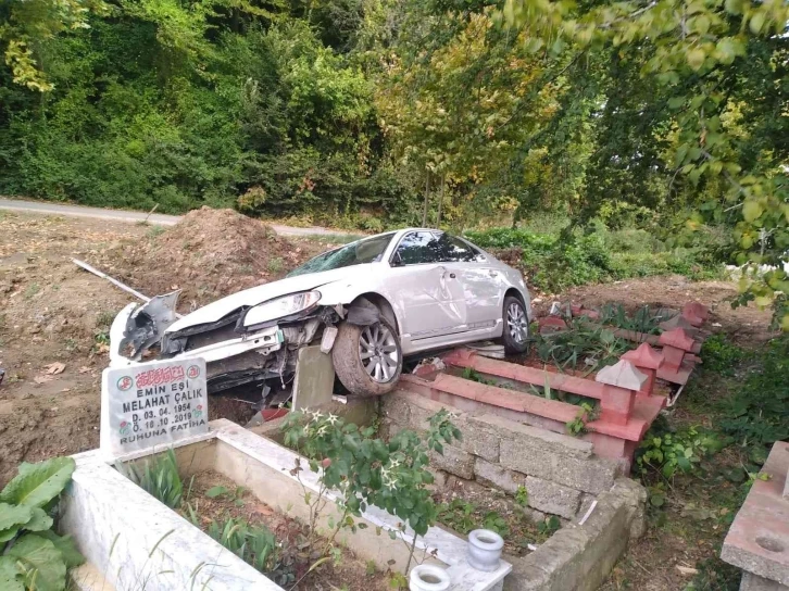 Şoförü neye uğradığını şaşırdı, yoldan çıkan otomobil mezarlığa saplandı
