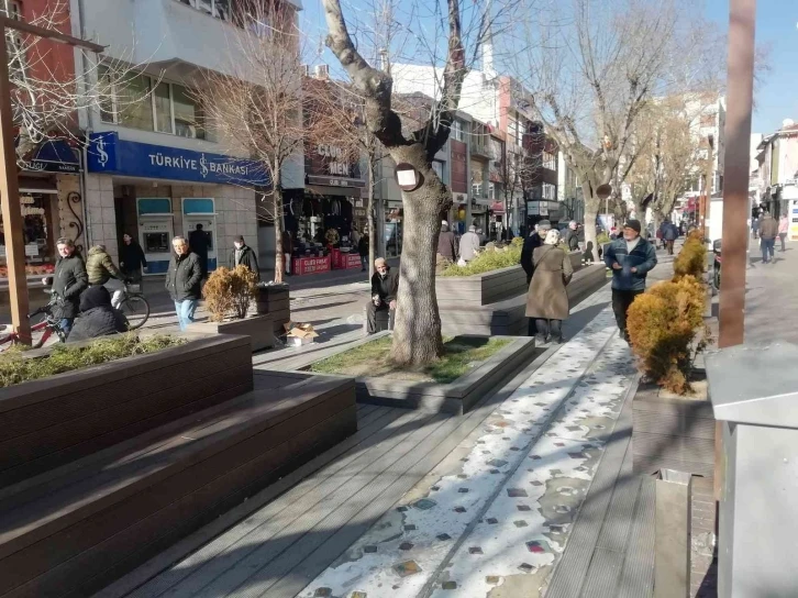 Soğuğa rağmen güneşin tadını çıkardılar
