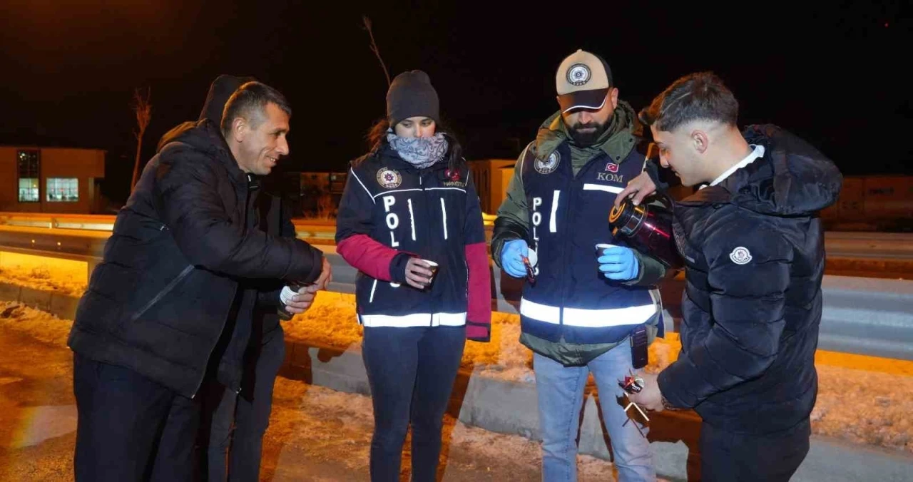 Soğuk gecede Bayburt polisinden sıcak jest
