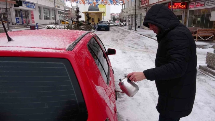 Soğuk hava nedeniyle araçların kapı kilitleri dondu
