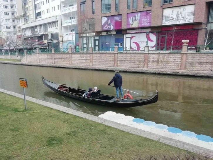 Soğuk havada bile gondola biniyorlar
