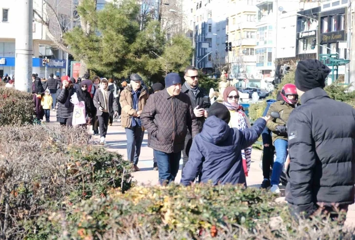 Soğuk havanın etkisinde kalan vatandaşlar güzel havayı görünce sokağa döküldü
