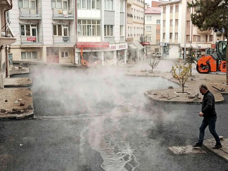 Soğukta dökülen asfalt caddeyi saunaya dönüştürdü
