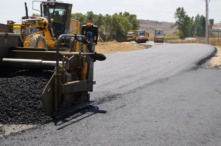 Söğüt’e bağlı köy yolları asfaltlama çalışmaları ile yenileniyor
