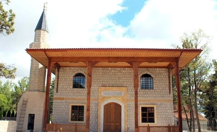 Söğüt Ertuğrul Gazi Camii ve Darülkurrası vatandaşları ve öğrencileri bekliyor
