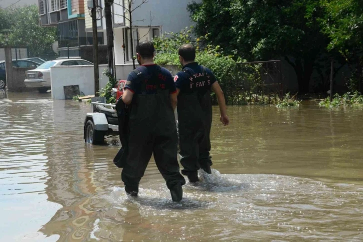 Sokak göle döndü, felakete ramak kaldı
