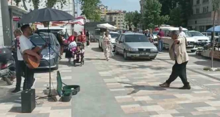 Sokak müzisyeni çaldı, vatandaş oynadı