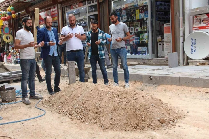 Sokak ortasındaki mezarı görenler durup dua okudu, gerçek ise bambaşka çıktı
