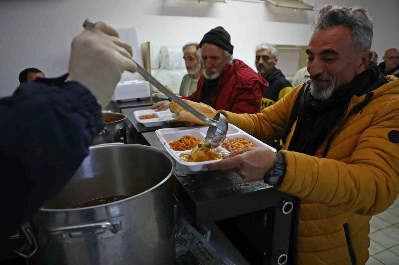 Sokakta kalan evsizleri Büyükşehir kucakladı
