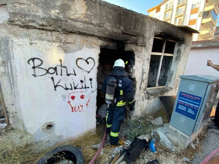 Sokaktan binbir emekle topladıkları yandı, gözyaşlarını tutamadı
