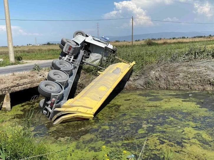 Söke’de kamyon sulama kanalına devrildi
