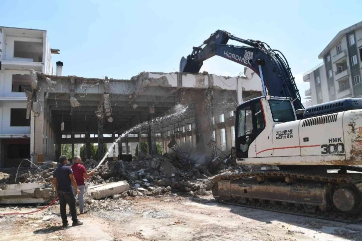 Söke’de öğretmenevi binasının yıkımına başlandı
