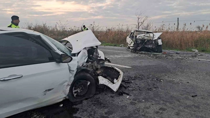 Söke’de otomobiller kafa kafaya çarpıştı: 2 yaralı
