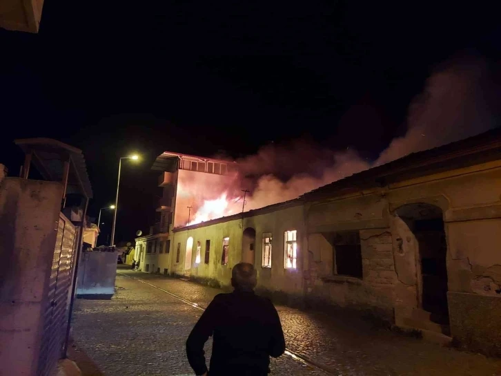 Söke’nin tarihi mahallesindeki metruk evde çıkan yangın korkuttu
