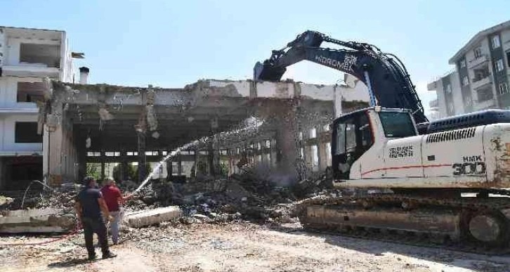 Söke’de öğretmenevi binasının yıkımına başlandı