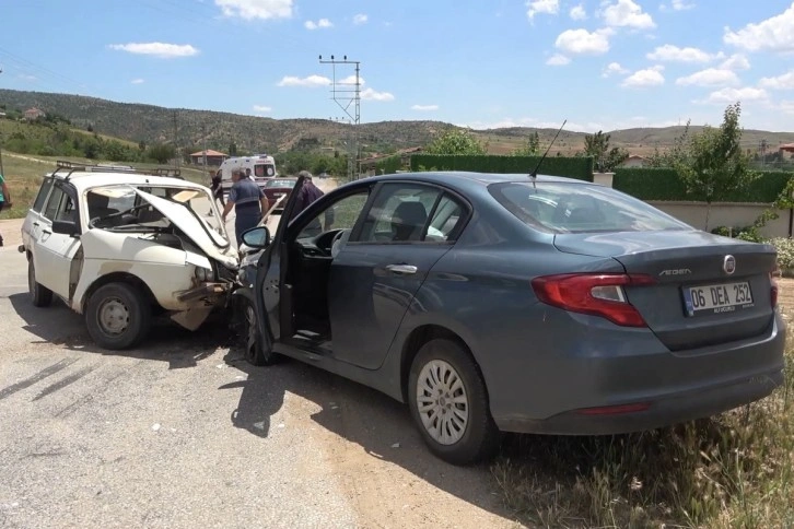 Sollama yaptı, karşıdan gelen araçla kafa kafaya çarpıştı: 4 yaralı