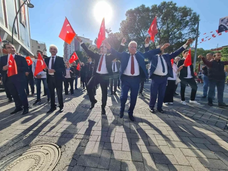 Soma’da 2 bin 500 öğrenci caddede zeybek oynadı
