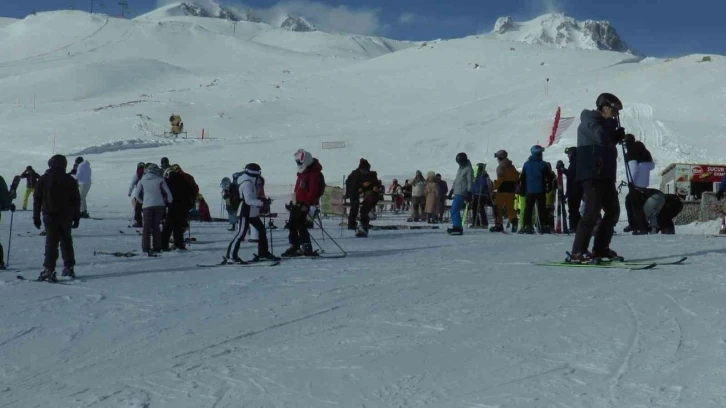 Sömestiri fırsat bilen kayakçılar Erciyes’i doldurdu
