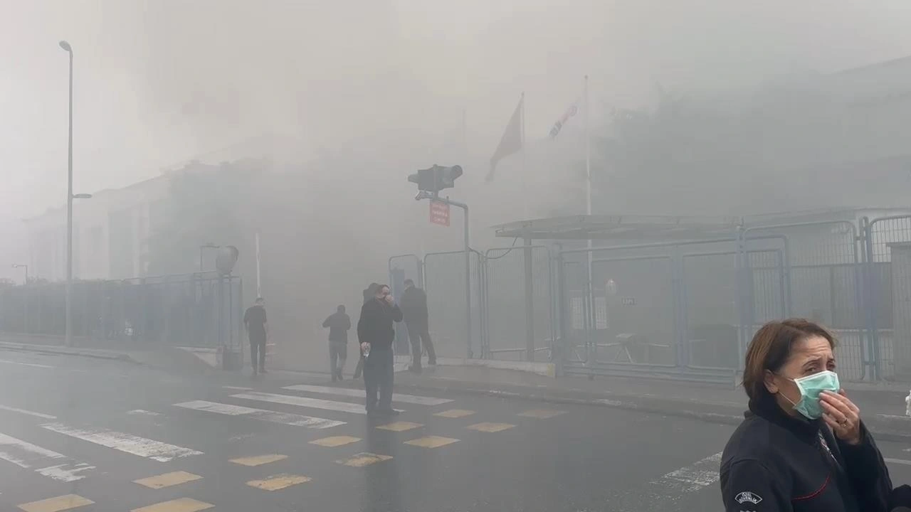 Son dakika haberi... İstanbul'da fabrikada yangın: Çalışanlar tahliye edildi!