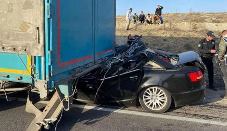 Son dakika... Otomobille TIR'ın altına giren makam şoförü öldü