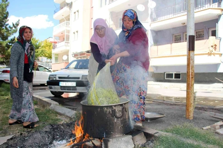 Sonbaharla beraber kadınların turşu mesaisi başladı
