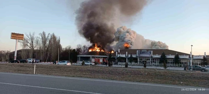 Sorgun’da dinlenme tesisi alev alev yandı
