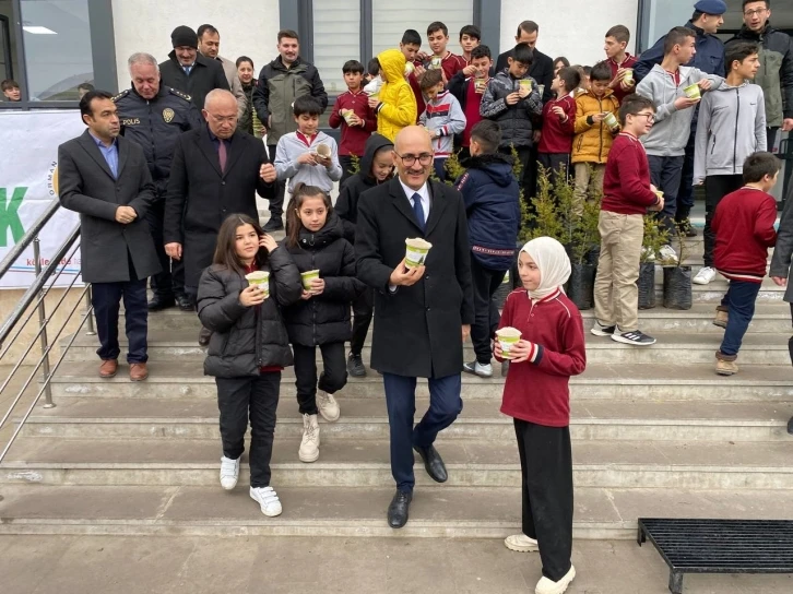 Sorgun’da minik eller gelecek için fidan dikti
