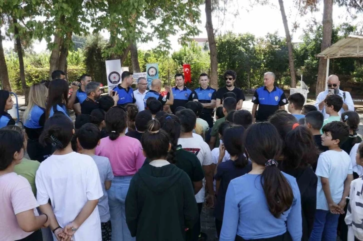 Sosyal medya bağımlılığının önüne geçmek için polis ‘okuma etkinliği’ düzenledi
