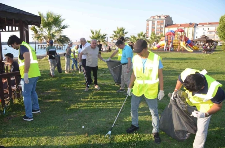 Sosyal sorumluluk projesiyle Filyos Sahili’ni temizlediler
