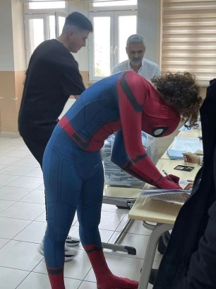 Spiderman Kıyafetiyle Oy Kullanan Genç Büyükçekmece'yi Şaşırttı