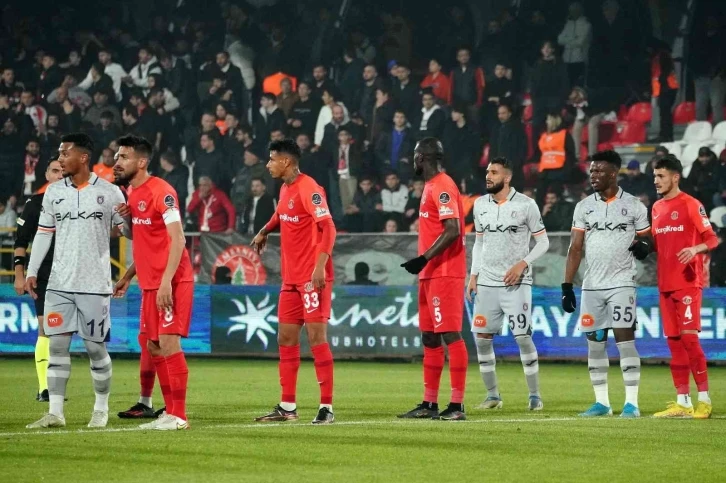 Spor Toto Süper Lig: Ümraniyespor: 1 - Medipol Başakşehir: 1 (İlk yarı)
