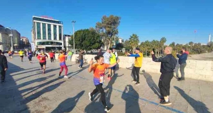 Sporcular koşuyu bırakıp davul zurna eşliğinde çiftetelli oynadı