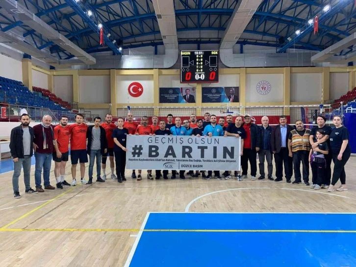 Sporcular sahaya “Geçmiş olsun Bartın” pankartı ile çıktı
