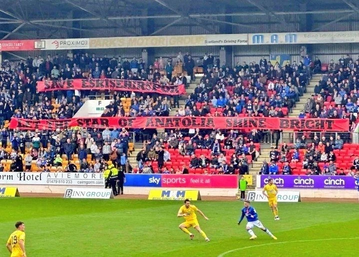 St. Johnstone taraftarlarının açtığı Eskişehirspor pankartı İskoçya Ligi’ne damga vurdu
