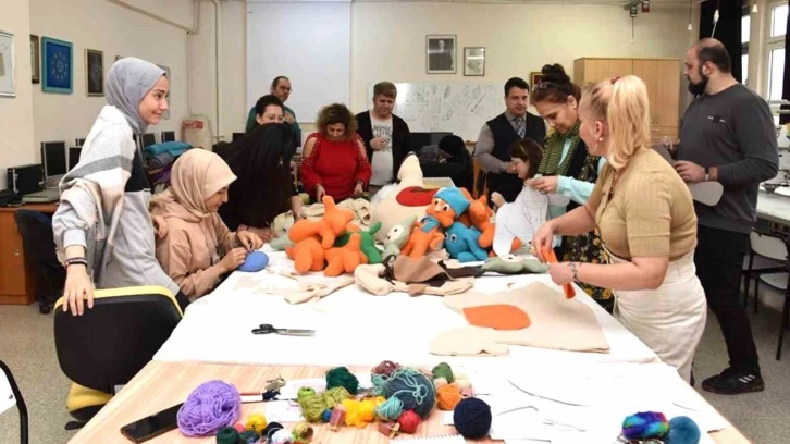 SÜ akademisyen ve öğrencileri depremzedeler için üretiyor
