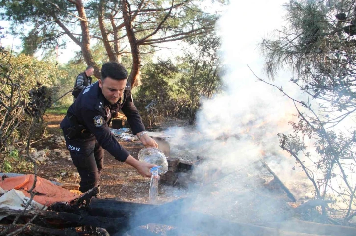 Su dolu bidonlarla alevlerin ormana sıçraması önlendi
