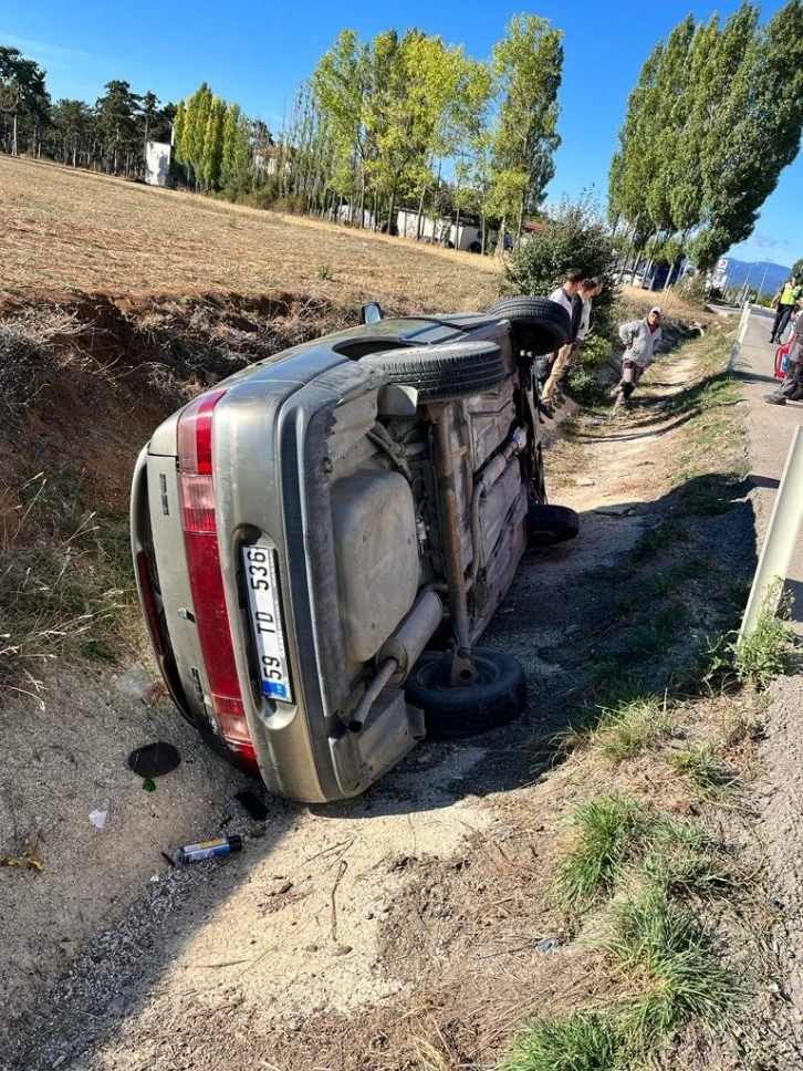 Su kanalına devrilen otomobilin sürücüsü yaralandı
