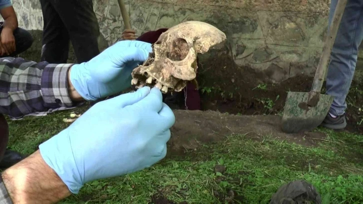 Su patlağı için yapılan kazıda ortaya çıkan kemik parçaları panik yaşattı
