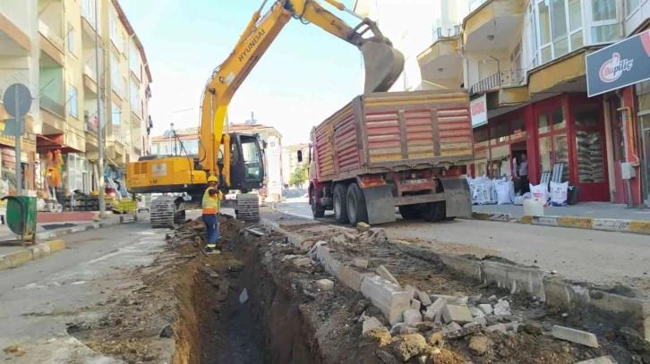 Su şebekesi yenileme çalışması sürüyor
