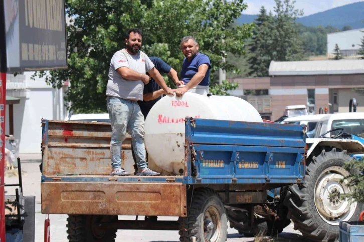 Su tankında sıkışınca ortaya komedi filmi gibi görüntüler çıktı
