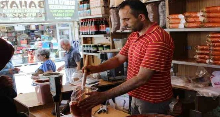 Sucuk içini yoğururken dikkat: Su koymak ekşime ihtimalini yükseltiyor