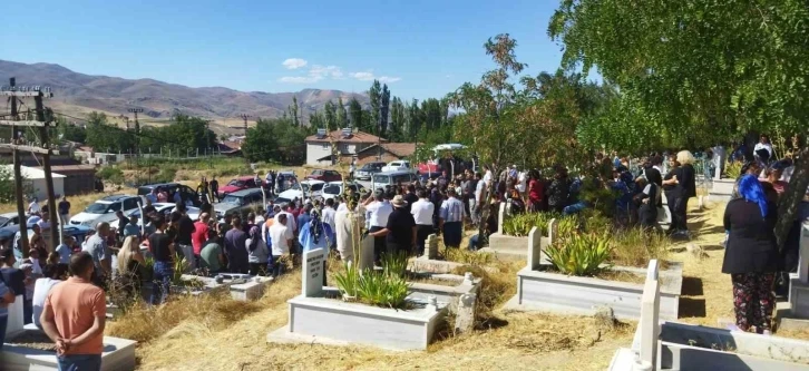 Suda boğulan çocuk son yolculuğuna uğurlandı
