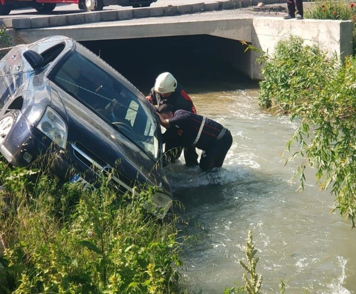 Sulama kanalına devrilen aracın sürücüsü yaralandı
