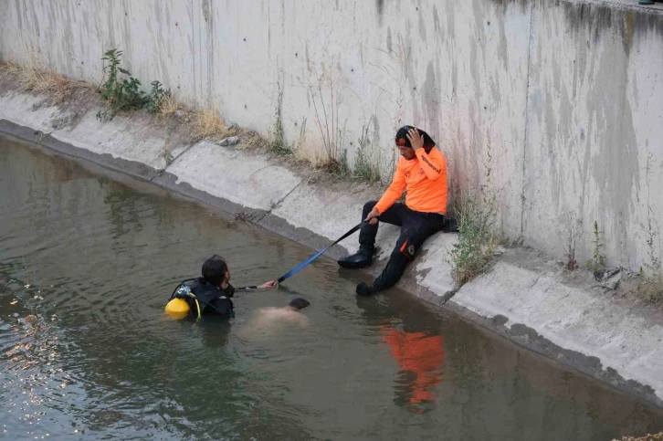 Sulama kanalına düşen çocuğu kurtardı, kendi kurtulamadı... Ölmeden önceki son anları kamerada
