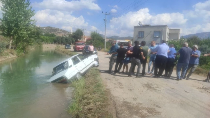 Sulama kanalına düşen otomobili kurtarma operasyonu: Vatandaşlar seferber oldu
