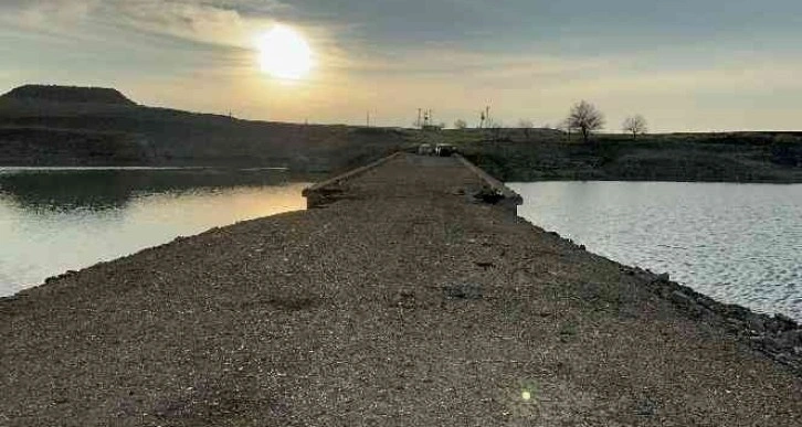 Sular çekilince tarihi köprü gün yüzüne çıktı