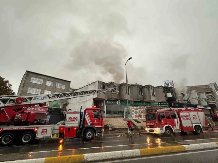 Sultanbeyli’de iş yerinin deposunda yangın
