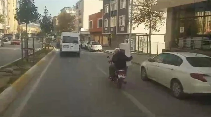 Sultanbeyli’de motosikletle su sebili taşımacılığı kamerada
