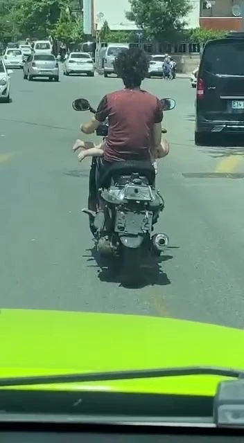 Sultanbeyli’ şoke eden görüntü: Motosiklet sürerken kucağında bebek taşıdı
