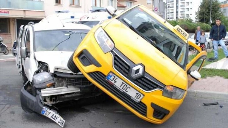 Sultanbeyli'de akılalmaz kaza: 4 kişi yaralandı